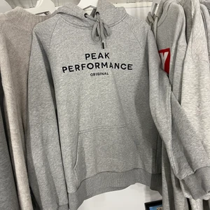 En grå peak performance hoodie  - En grå peak and performance hoodie, knappt använd