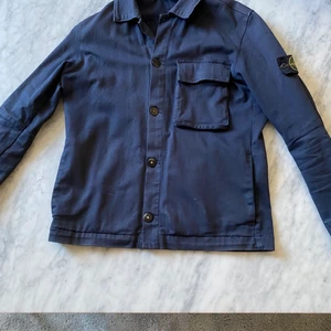 Stone island jacka - Säljer nu min stone island jacka som ej passar mig längre Väldigt bra skick inga hål i den eller något sånt