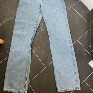 Säljer dessa Rowe straight Jeans från weekday för att de tyvärr har blivit för stora!😄 