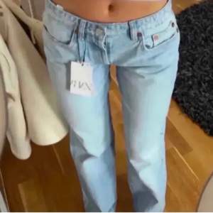 Jättesnygga slutsålda midrise jeans som inte kommer till användning 💗 (Låndade bilder) Tryck ej på köp nu!