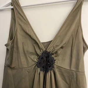 Grön vintage klänning  - Grön lång klänning från 70-talet köpt vintage i USA. Passar både som balklänning och en härlig sommar resa. Fin spets detalj. Köpt för 1500- aldrig använd! 