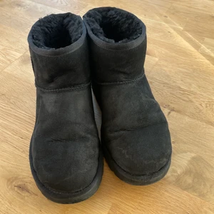 Uggs - Ett par svarta låga uggs i storlek 37. Har fläckar som syns på bilderna då de blivit blöta i fram annars fint skick. Köparen står för frakten.