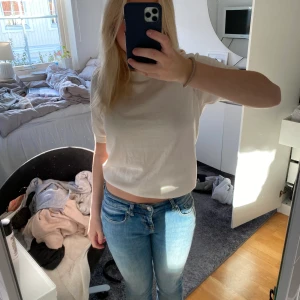 Vit stickad t-shirt - Säljer den här super fina t-shirten!!! Använd sparsamt och kommer ej till användning!!❤️