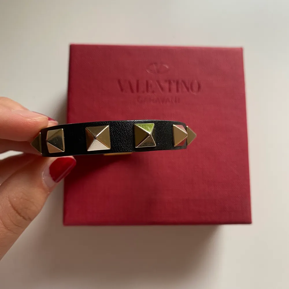 Säljer detta svarta Valentino armbandet. Inga defekter. Äktighets bevis tillkommer. *Köparen står för frakt.. Övrigt.