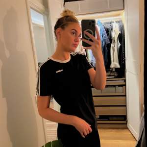 En svart t-shirt från Adidas! Säljs pga används inte tillräckligt. Nypris runt 300kr, säljes för 100+frakt💕