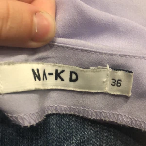 Strl 36 - Jag säljer denna fina klänning från NA-KD efter som jag inte använder den men den är använd ca2-3 ggr❤️ 