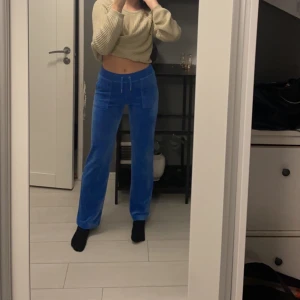 Juicy Couture byxor Stolek S  - Säljer nu mina Fina Juicy Couture byxor i färgen Regatta Blue då jag behöver pengarna. Nypris 1100kr. Sparsamt använda, har inte minsta lilla skada. De har bara används några gånger så de känns och ser helt nya ut. Hör av er vid frågor & för fler bilder💕