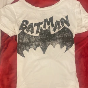 Batmantröja - Den ser vintage ut och har ett snyggt Batman tryck. Den är i bra skick.