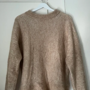 stickad tröja - stickad beige tröja från Hm. använd 2 gånger! som ny!🤍 kom privat för fler bilder. köparen står för frakten!💓