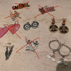 ÖRHÄNGEN - Ett par örhängen kostar 50-80kr, vid intresse skriv för pris🤝🥰(gitarr örhänget är singel, ena är borttappat:(  