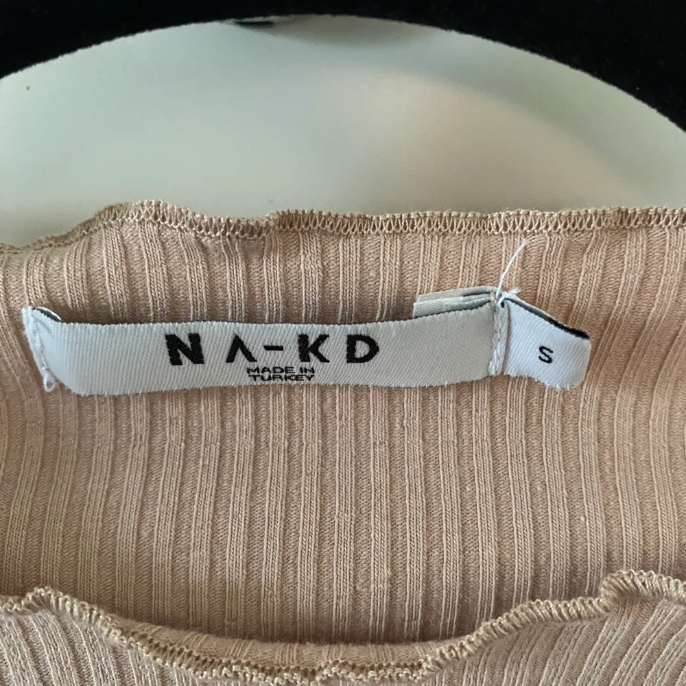 Beige ribbad tröja från NA-KD i storlek S. Aldrig använd. . Tröjor & Koftor.