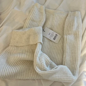 Vit stickad  - Väst från nakd, aldrig använd. Superfin till hösten. Storlek XXS passar XS/S köptes för 500kr