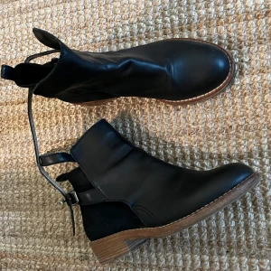 Acne jodphurs/känga - Jodphurs från Acne Svart skinn Spänne Mycket fint skick!