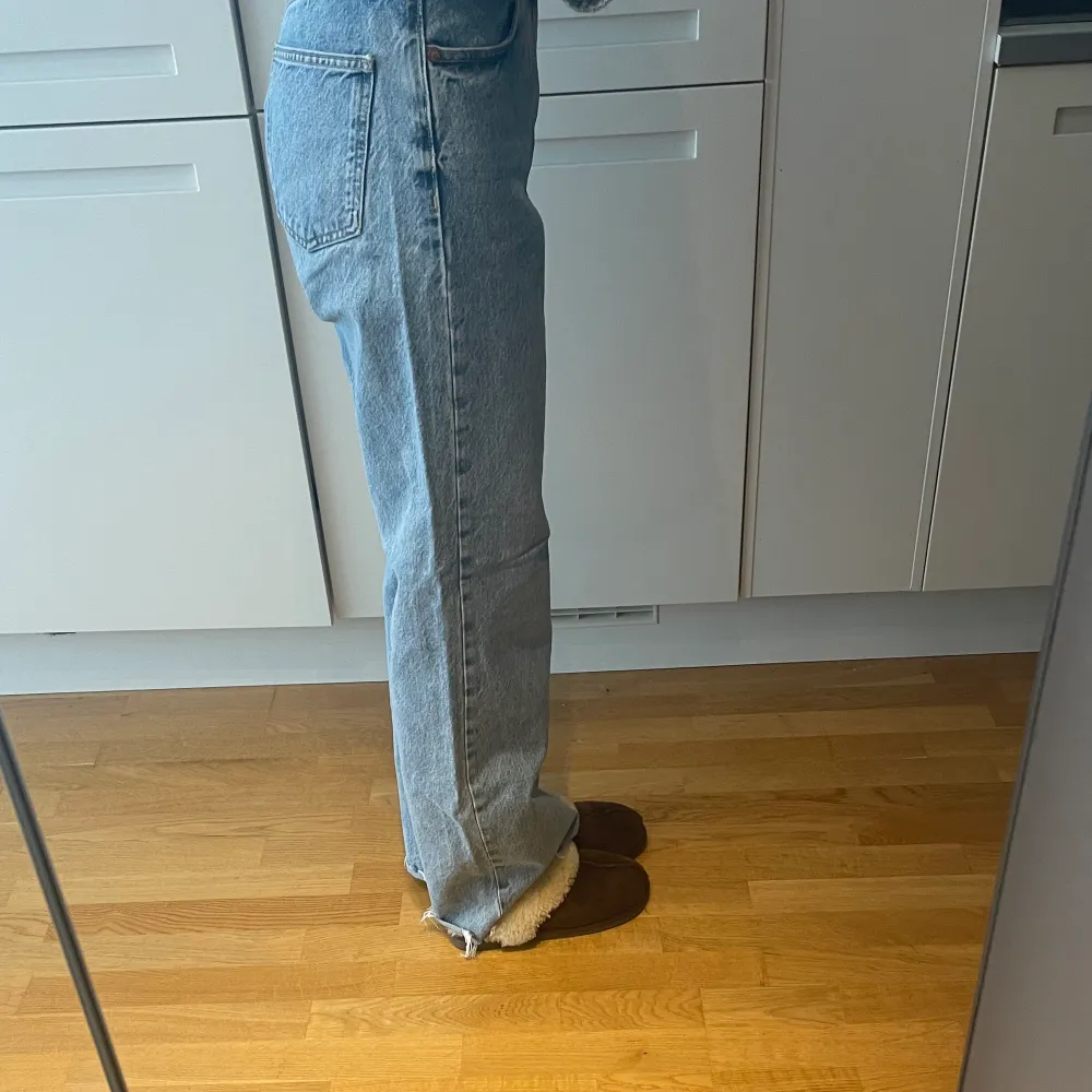 Blåa jeans från Zara, väldigt fint skick! Långa i modellen, jag är 177 cm och de går hela vägen ner. Hög midja. 💙köpta för 399kr. Jeans & Byxor.