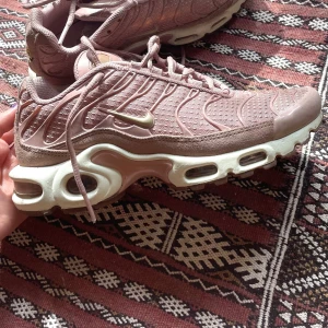 Nike tn  - Rosa tns så fina men för små för mig väldigt fint skick pris kan diskuteras 