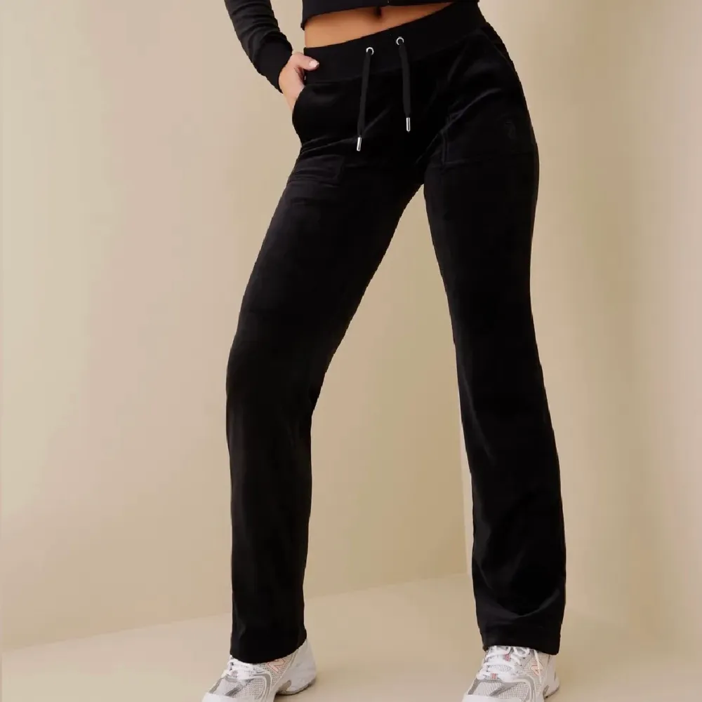 söker dessa svarta juicy byxorna i storlek S, max pris 600 . Jeans & Byxor.