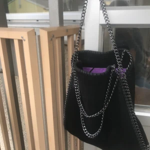 Väska  - Väskan är helt ny. Den lila saken är bara en skolmapp för att visa hur väskan ska se ut med saker i. Skulle gärna behållt väskan men det gick tyvärr inte att lämna tillbaka och råkade beställa 2 likadana. Inga skador ingenting! Nyskick!