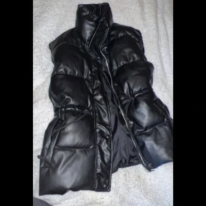 Blank väst - Superfin väst i blankt material! Snörning i midjan så man kan dra åt.