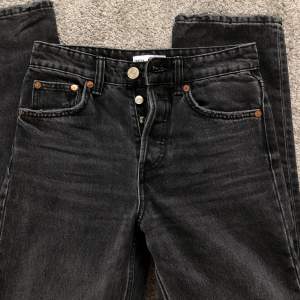 Svarta midwaist jeans ifrån Zara. Stl 32. Använda väldigt fåtal gånger.