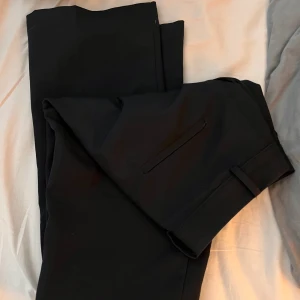 Kostymbyxor  - Säljer ett par kostymbyxor från Bikbok i storlek 36 då dem blivit alldeles för stora på mig.   Det är ett litet hål vid midjan för jag har haft det för att midjan ska bli mindre på buyxorna, syns knappt om man har på sig dem.  100kr + frakt