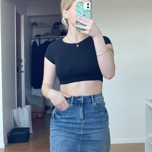 Jeanskjol stl xs - Säljer oanvänd jeanskjol från pieces stl xs, den slutar 10cm ovanför knät på mig som är 162cm Kunden står för frakt 