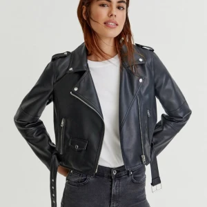 Skinnjacka  - Snygg skinnjacka från Pull & bear, köpt på zalando. Strl M, den passar både S eller M. Toppenskick! 239kr inklusive frakt. 