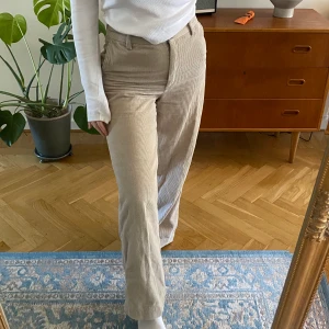 Manchesterbyxor  - Manchesterbyxor från monki! Dessa är så fina men har tyvärr inte använt dem på länge, de behöver lite ny kärlek 🥰storlek 34 men känns mer som 36