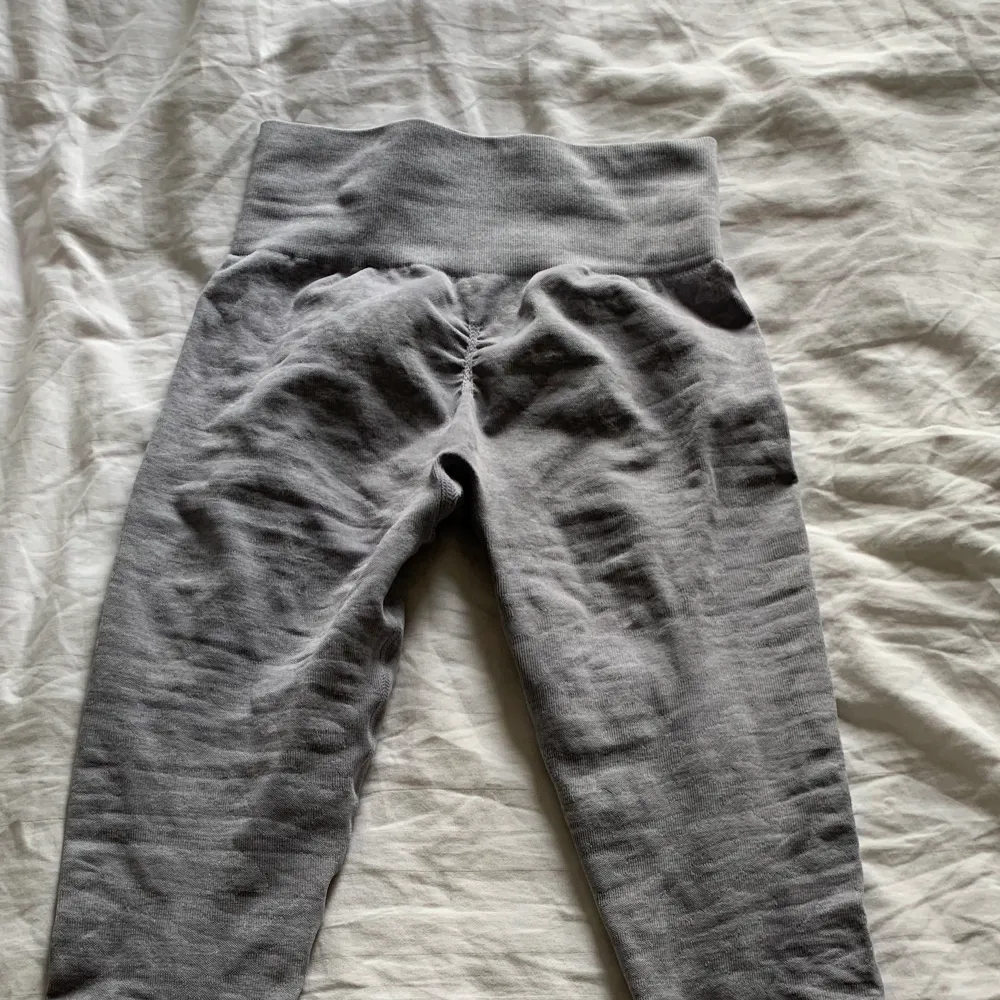 Gråa gymshark camo seamless leggings. De var limited edition så säljs inte längre på hemsidan. Mycket bra skick då jag inte använder ljusa träningskläder🤍🤍. Jeans & Byxor.