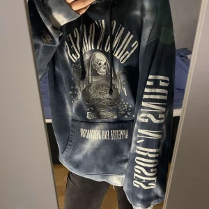 Blå hoodie  - Säljer denna blåa Guns and rose hoodie från pull and bear i storlek Xs. Fin kvalite och knappt andvänd 