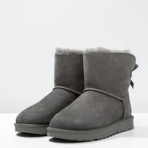 Strl 38 - Jag säljer mina jätte fina gråa uggs som nypris är 2195 kr och säljer dom för 1500 eftersom dem är knappt använda och är i jätte bra skick! Om mer bilder skriv priv❤️