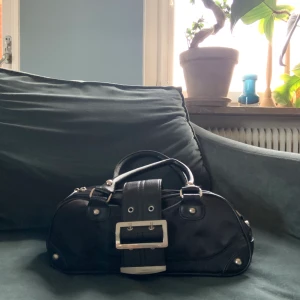 Väska  - Super cool väska Mammas från 90-talet Superbra skick inga märken den är rätt så rymlig, och passar till allt  Postar, Swish bara💗