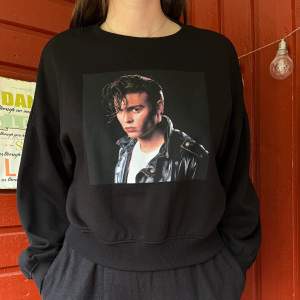 Fin sweatshirt i bra skick med ett tryck med Johnny Depp från filmen Cry Baby🖤