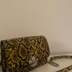 Ormväska från Zara - En skitsnygg enkel väska från Zara! Köpt för 3/4 år sedan. Bredd ”långsida” 21cm. Kortsida 13cm. Djup 9cm. 💛💛 köparen står för frakten! 