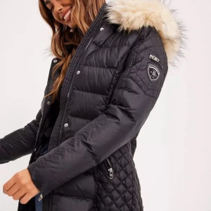 Rock and blue jacka  - Tänkte höra om någon är intresserad av en rock and blue jacka, äkta pälskrage. Köpt i Malmö 2018 för 3500 typ. hör av er om ni vill veta något. prisförslag jag vill bli av med den så fort möjligt. Brännhål under knäppet på ena armen. Den behöver tvättas 