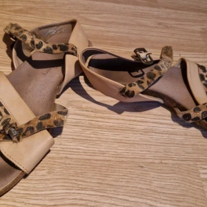 Strl 36 Jenny fairy - Sandaler storlek 36, leopardmönster och mycket bekväma, använda flera gånger, men bra skick.  vissa skor behöver rengöras, de låg i en påse med andra skor, så de kan vara smutsiga eller dammiga, mycket bra skick, perfekt skick eller nya skor, storlek 37 e