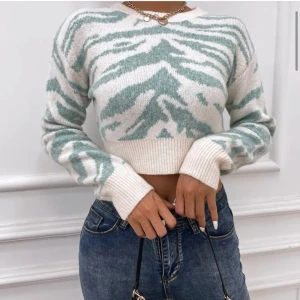 Tröja - Säljer nu denna fina tröjan jag köpte från shein och säljer nu för 50kr då jag köpte för 200 kr. Bara använd 1 gång