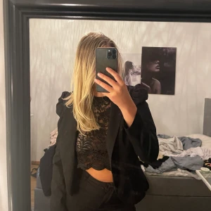 Svart kortare kavaj med puffärmar - Säljer denna superfina svarta kavaj som är lite kortare och har lite "puffärmar" som syns på bilden. Endast använd vid något tillfälle därför i toppskick. 