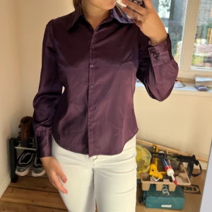 Lila skjorta - Säljer dennna fina lila skjortasom jag köpt från humana! Använd 1 gång och är i jätte fin sick. Står storlek 36 men passar mig som är 38. ❤️