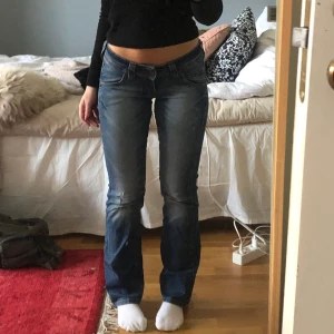 Lee jeans  - Lågmidjade Lee jeans!!!De har ett hål på baksidan precis under rumpan, det går att sy ihop men jag har inte märkt att det varit där när jag provat dem på!  storlek 12Y så skulle säga xs.  Midjemått: 75 cm  Innerbenslängd: 73 cm  Jag är 153 cm!