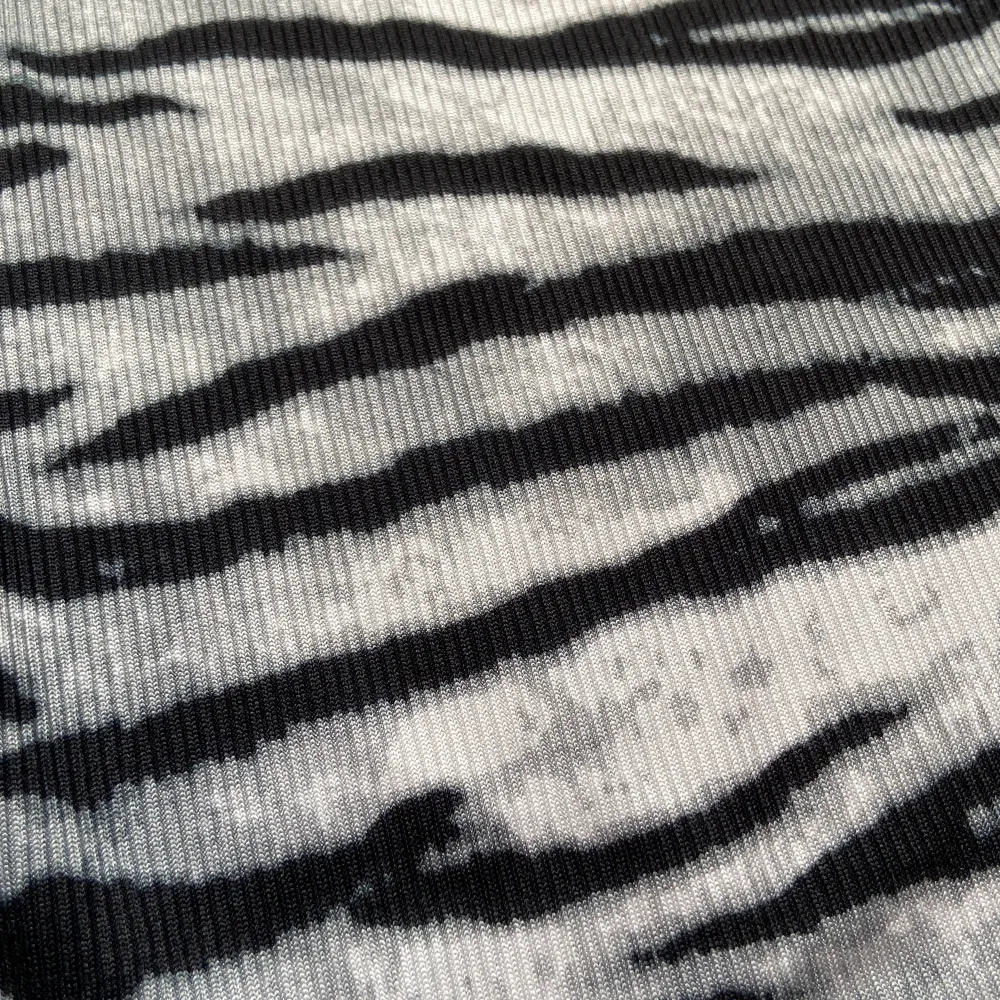 En söt cropad tropp i zebramönster. Från SHEIN, storlek S. Men . Toppar.