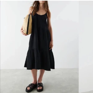 Svart klänning Ginatricot - Oanvänd me prislapp kvar , S  | Nypris 400 | Köparen står för frakten 🤍 | Paketpris vid köp av fler plagg | Allt säljs i befintligt skick, skicka meddelande , tryck inte köp nu!💗