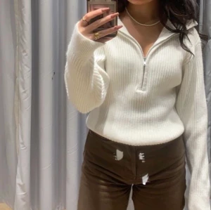 Stickad zip up - Säljer denna fina half-zip up från hm. Den är varsamt använd och har inga defekter💞