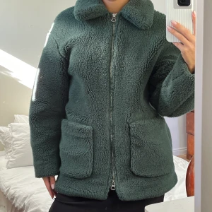 Teddy Jacket  - Varm och skön Teddy-jacka i mossgrön.