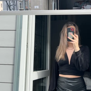 Svart festlig topp (Nelly) - Skiiitsnygg svart topp från Nelly | storlek S  | Köparen står för frakten 🤍 | Paketpris vid köp av fler plagg | Allt säljs i befintligt skick💗