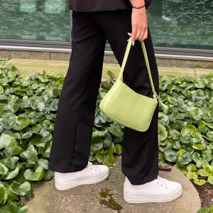 Purse - Grön väska i fake läder. Bra rymlig! Använd sedan ett halvår tillbaka i mycket gott skick! 