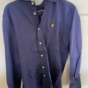 Marinblå skjorta från Lyle & Scott Storlek: small, slim fit