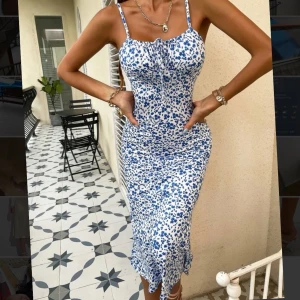 Blommig klänning - Blommig klänning från Shein. Väldigt mycket strech. Storlek M. Använd 1 gång