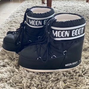 Låga Moonboots  - Säljer dessa superfina svarta Moonboots i strl 39-41 (passar även mindre).❤️ Jag säljer för att de inte kommer till användning så mycket som jag hoppats på. Skorna är i nyskick och köparen står för frakten😊pris kan diskuteras. Betalning sker via Swish☺️