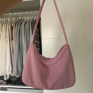 Rosa Väska  - Rosa väska från Gina, använd FÅTAL gånger! 50 kr frakt tillkommer!