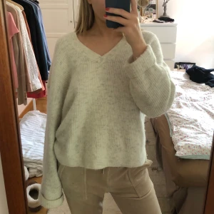 Stickad tröja  - Så fin och mysig stickad tröja köpt från &otherstories förra vintern💕Den är i mycket bra skick! Säljer pågrund av rensning av min garderob då jag ej använder denna så ofta💗Passar perfekt till hösten med antingen kjol elr jeans. Skriv för fler bilder!